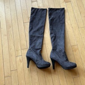 Size: 6, Gray Suede, Knee-High Boots